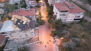 Fırtına çatı uçurdu, ağaçları devirdi, aracın üzerine yıldırım düştü, turistler mahsur kaldı