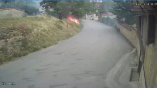 Fırtınada kopan ve patlayan elektrik telleri yangın çıkardı