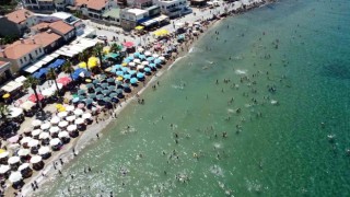 Foçada tatilci yoğunluğu: Plajlar tıklım tıklım