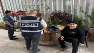 Fotoğrafçı kadının çantasından para çaldı, yakalanınca özür dileyip helallik istedi