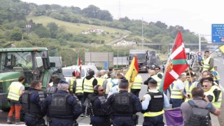Fransız ve İspanyol çiftçiler Fransa-İspanya sınırını kapattı