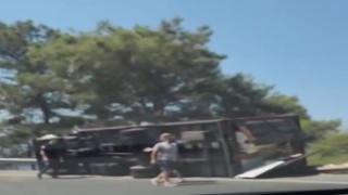 Freni patlayan kamyon devrildi: 2 yaralı