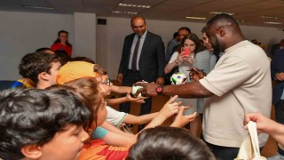 Futbolcu Asamoah Ankara Sokaklarında Çalışan Çocuklar Merkezini ziyaret etti