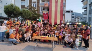Galatasaray ve Fenerbahçeli minikler 24. şampiyonluğu birlikte kutladı