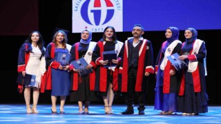 GAÜN Nizip Eğitim Fakültesi öğrencilerinin diploma sevinci
