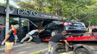 Gaz ile freni karıştırınca dükkana girdi