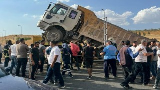 Gaziantepte tır ve kamyon çarpıştı: 1 ölü, 2 yaralı