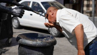 Gaziantepte vatandaşlar serinlemek için çeşme sırası bekledi