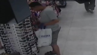 Gaziosmanpaşada müşteri kılığındaki hırsız çok sayıda gözlük ve çanta çaldı: O anlar kamerada