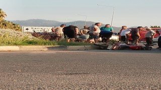 Gazipaşada motosiklet sürücüsünün hayatını kask kurtardı