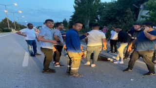 Gedizde motosiklet otomobille çarpıştı: 2 yaralı