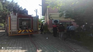 Gedizde yangında bina kullanılamaz hale geldi