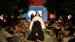 Genç modacılardan renkli defile