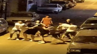 Gençler tekme yumruk birbirine girdi