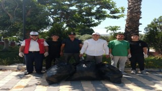 Gençlerden örnek hareket “Çocuk parkını temizlediler”