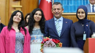 Genel Başkan Özgür Özel’den Osmaniyeli Vatandaşlara Rozet