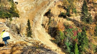 Giresunda madende iş makinesinin üzerine kaya düştü: 1 yaralı