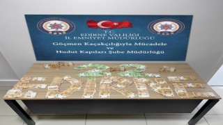Göçmenleri yurt dışına kaçırmaya çalışan 2 şahıs tutuklandı