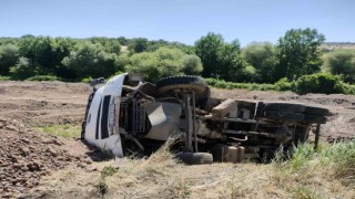 Gölbaşında yük boşaltan kamyon şarampole devrildi