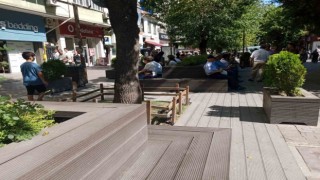 Gölgelerin altına sığınan vatandaşlar güneşli alanları boş bıraktı