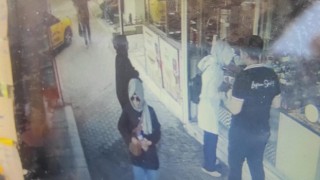 Gözlüklü kadın hırsızlar kameraya yakalandı