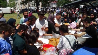 Hacet Bayramına binlerce kişi akın etti: Kazan kazan kavurma ve pilav dağıtıldı