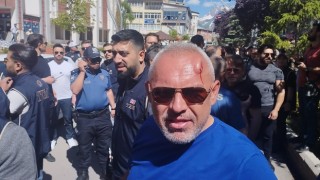 Hakkaride olaylar çıktı: Polis amiri başından yaralandı