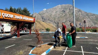 Hakkarideki parklarda temizlik çalışması sürüyor