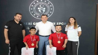 Halterde Kayseriye iki altın madalya