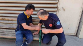 Hastane önünde itfaiye ekiplerinden çivi çıkarma operasyonu