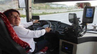 Hayali olan koltuğa kavuşan enkaz kentin tek kadın otobüs şoförü, 8 yıldır mesleğini severek yapıyor
