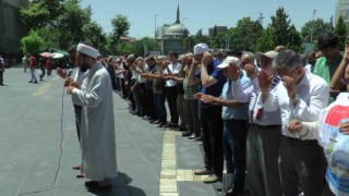 Hayatını kaybeden Filistinliler için ‘gıyabi cenaze namazı kılındı