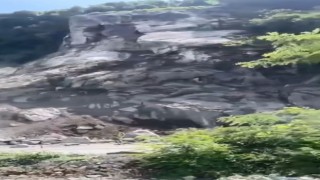 Hopada yamaçtan kopan kayalar seyir halindeki araca isabet etti: Karayolu ulaşıma kapandı