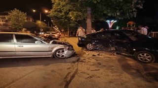 İki otomobil çarpıştı: 2 yaralı