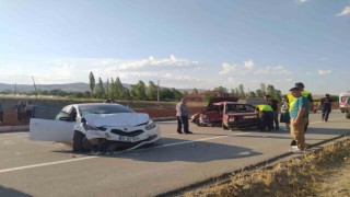 İki otomobilin çarpıştığı kazada 1 kişi öldü, 7 kişi yaralandı