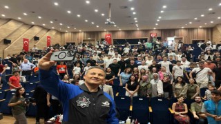 İlk Türk astronotu Alper Gezeravcı Eskişehirde öğrencilerle buluştu
