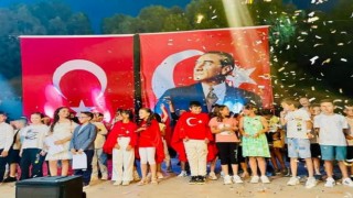 İlkokul öğrencilerinden muhteşem yılsonu eğlencesi