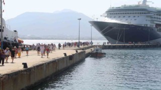 İngiliz turistleri taşıyan yolcu gemisi Alanyada demirledi