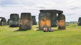 İngilterede çevreciler Stonehenge taşlarına turuncu toz boya püskürttü
