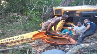 İş makinesi yol açma çalışmasında dik yamaçtan uçtu, operatör altında kaldı