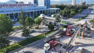 Isparta Şehir Hastanesi üst geçidi yürüyen merdivenli hale getirildi