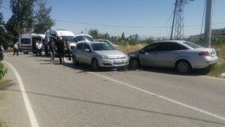 Ispartada otomobiller kafa kafaya çarpıştı: 3 yaralı