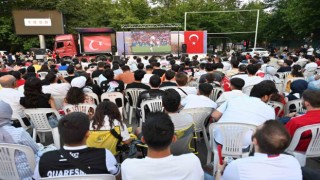 Ispartada vatandaşlar milli maç heyecanını dev ekrandan takip etti
