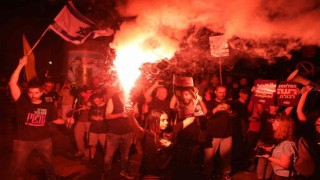 İsrailde binlerce protestocu erken seçim çağrısı yaptı, caddeleri ateşe verdi