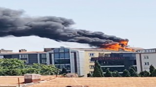 İstanbulda 7 katlı binanın çatı katından alevler yükseldi