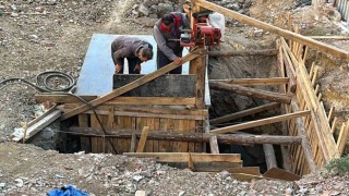 İstanbulda nefes kesen kurtarma operasyonu kamerada: Kazanla zemine çakılan işçiyi itfaiye kurtardı