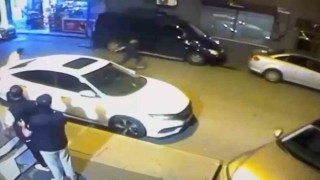 İstanbulda sokak ortasındaki silahlı kavga kamerada: Evinde kendisini vurunca yakalandı