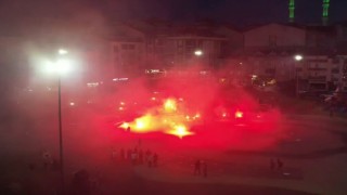 İstanbulda taraftar grubu havai fişekli kutlama yaptı, ev ve ormanda yangın çıktı