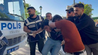İzinsiz yürüyüşe polis müdahale etti, 10 kişi gözaltına alındı