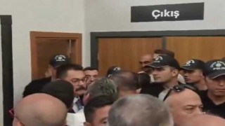 İzmir Büyükşehir Belediyesi memurlarının TİS eyleminde gerginlik